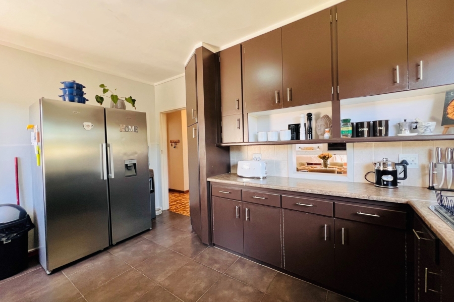 To Let 4 Bedroom Property for Rent in Goodwood Estate Western Cape